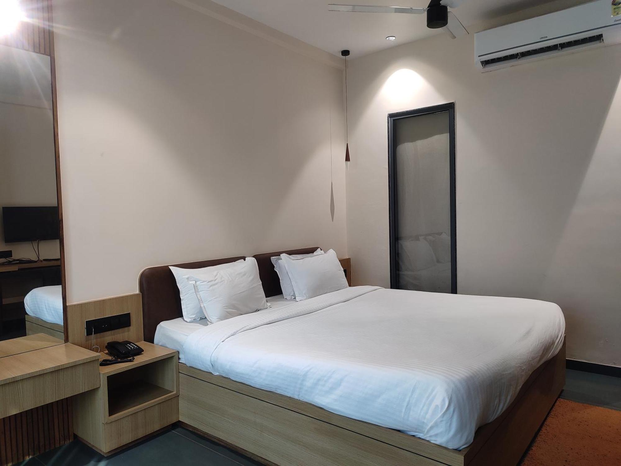 Vits Roccia Hill Resort And Adventure Park, Navapur Songadh Екстер'єр фото